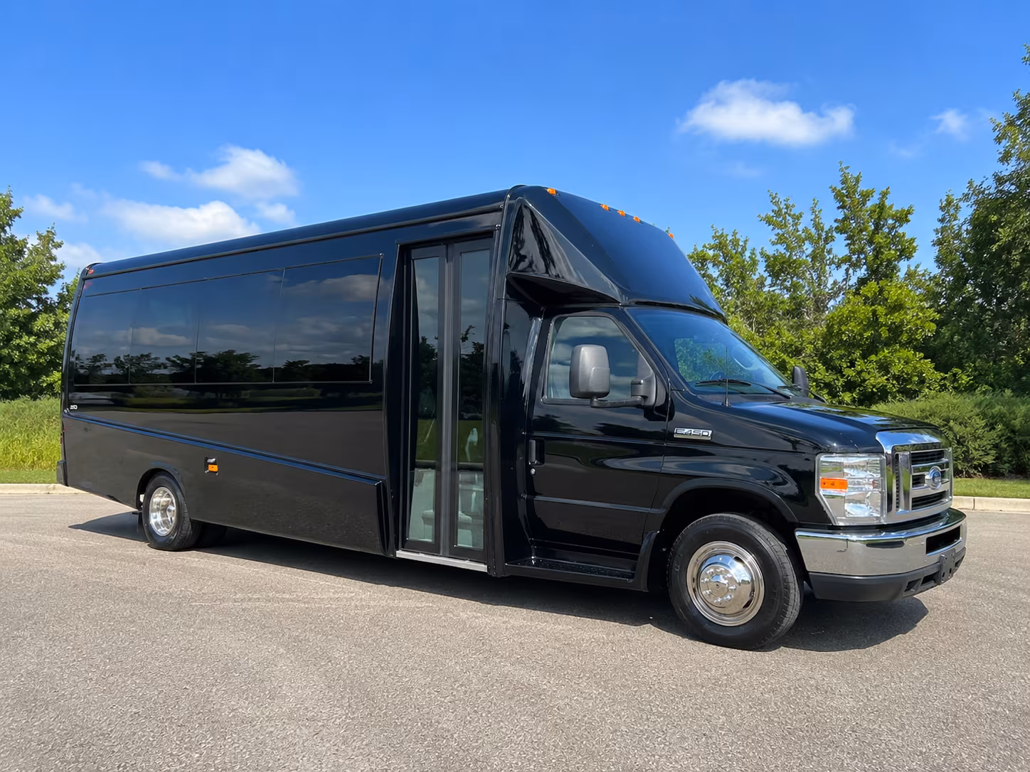 Minneapolis Airport Shuttle & Transportation party bus exterior